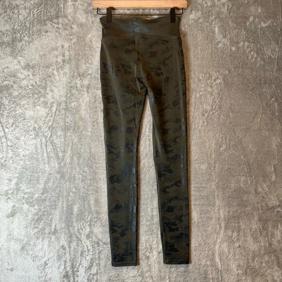 Spanx Faux Leather Green‎ Camo Leggings Size Small - Picture 3 of 7
